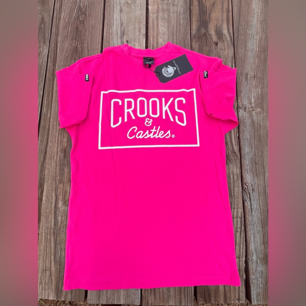 Women's CROOKS & CASTLES Hot Pink Shortsleeved T-Shirt Streetwear NWT - Picture 2 of 5